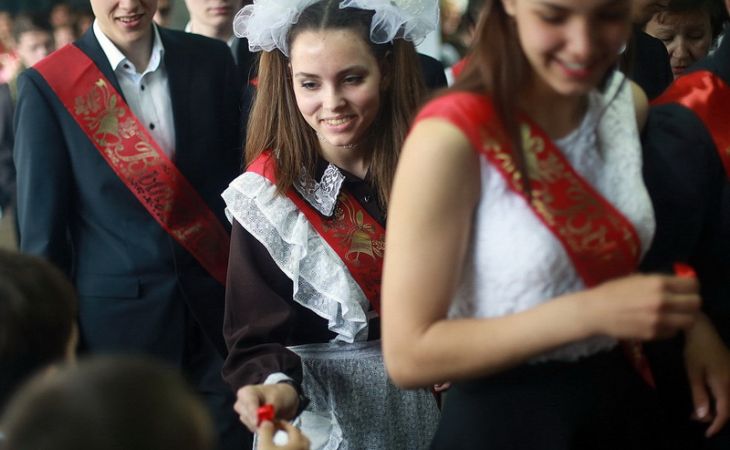 Выпускники гимназии № 42 в Барнауле простились со школьной порой – фото