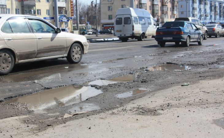 Власти Барнаула заявили о заделке выбоин асфальтобетоном на дорогах города