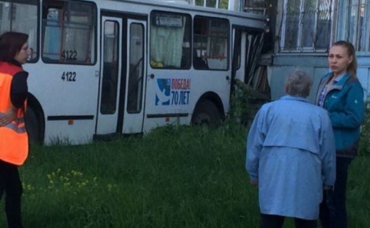 Троллейбус в Барнауле пытался протаранить девятиэтажный дом - фото