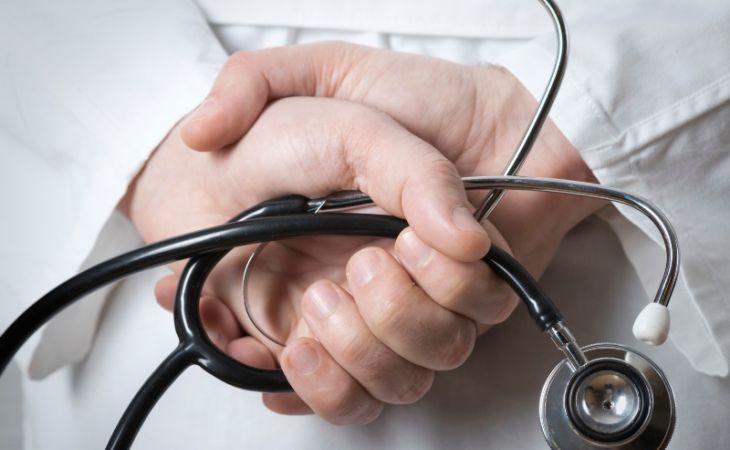 Зарплаты алтайских врачей стали самыми низкими в России