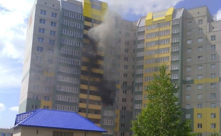 Пожар на шестом этаже многоэтажки в Барнауле "загрязнил" несколько квартир