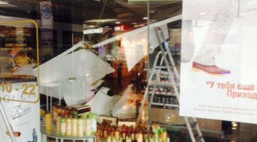 Потолок упал на спину девушке в ТРЦ "Арена" в Барнауле