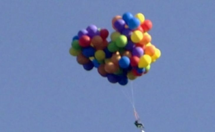 Канадца судят за полет на стуле, привязанном к 110 воздушным шарикам