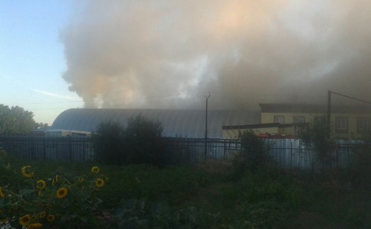 В Барнауле загорелся консервный завод
