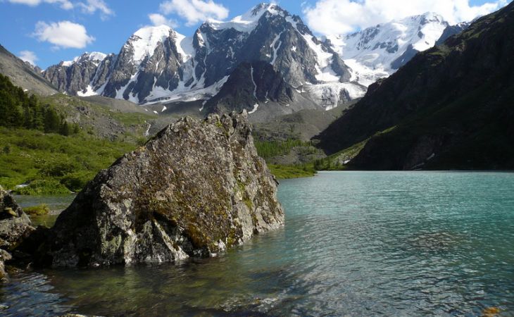 В алтайских горах турист попал под камнепад