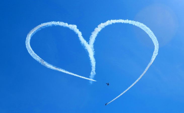 Жителей Барнаула поздравили с Днем авиации огромным сердечком на небе