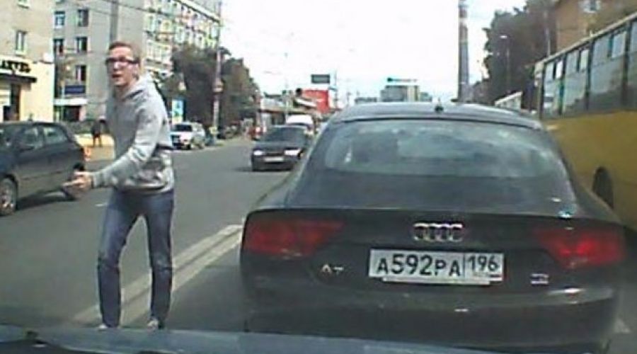Водитель на Audi A7 ударил беременную женщину за то, что она не пустила его в свой ряд