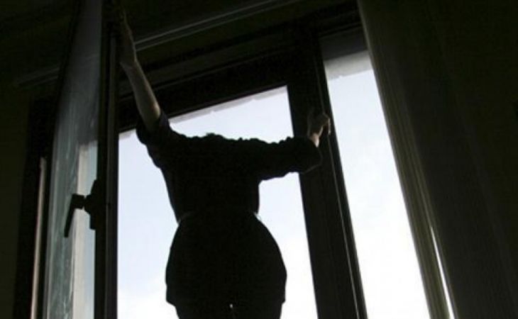 В Барнауле девушка выбросилась из окна из-за угроз убийством