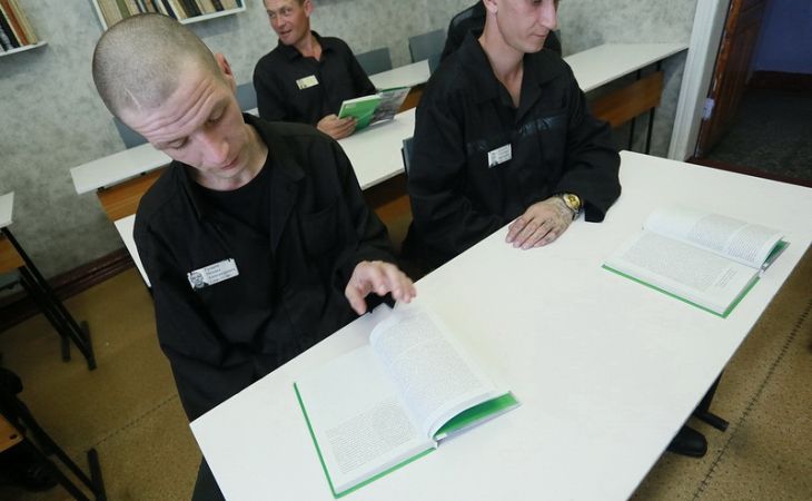 Осужденные на Алтае 1 сентября сели за школьные парты – фото