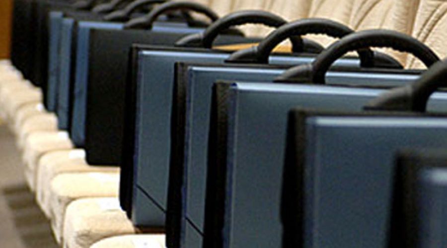 Работу высокопоставленных чиновников предложили ограничить 10 годами
