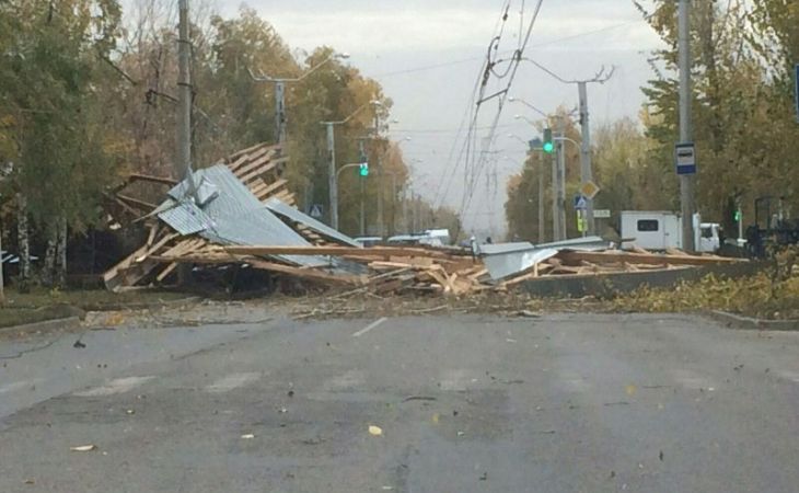 Ветер снёс крышу с 35-го училища в Барнауле
