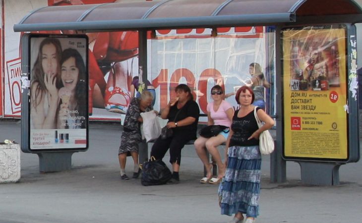 Автобусные остановки на Алтае экстренно проверят после гибели женщины при урагане в Бийске