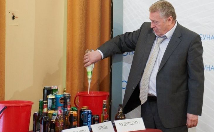 Жириновский предложил ввести час алкоголика в магазинах