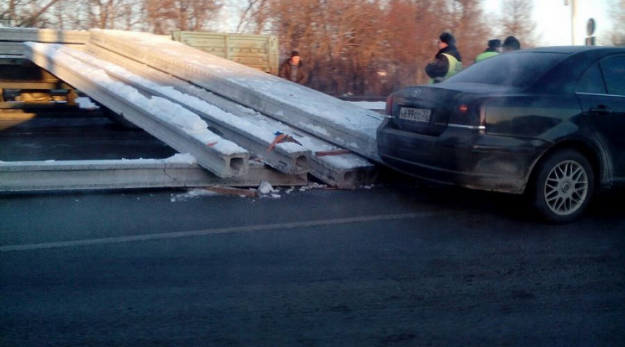 Бетонные плиты, выпавшие из КамАЗа, образовали пробку в Барнауле