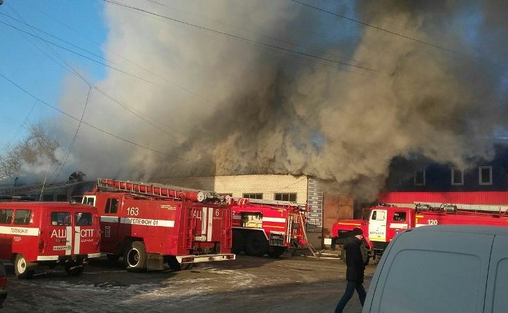 В Барнауле горела фабрика по производству матрасов