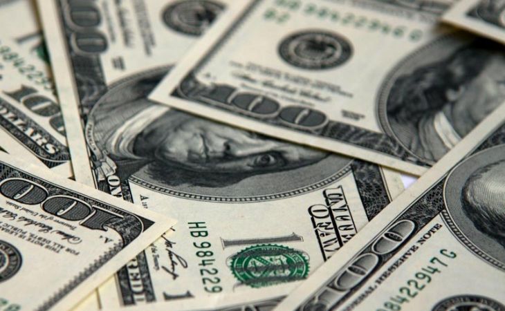 Средневзвешенный курс доллара вырос до 67,77 рубля