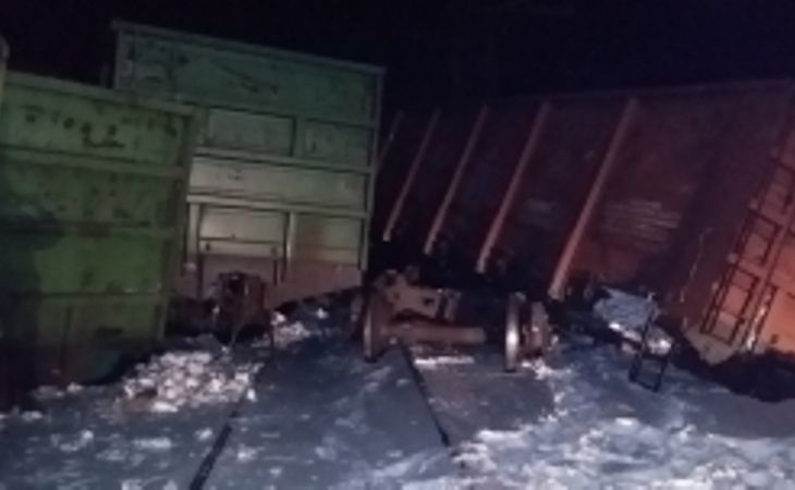 18 вагонов грузового поезда сошли с рельсов в Алтайском крае