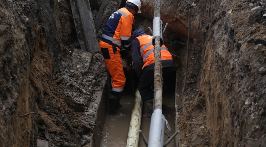 Водоснабжение, нарушенное коммунальной аварией в Барнауле, восстановили в большей части многоэтажек
