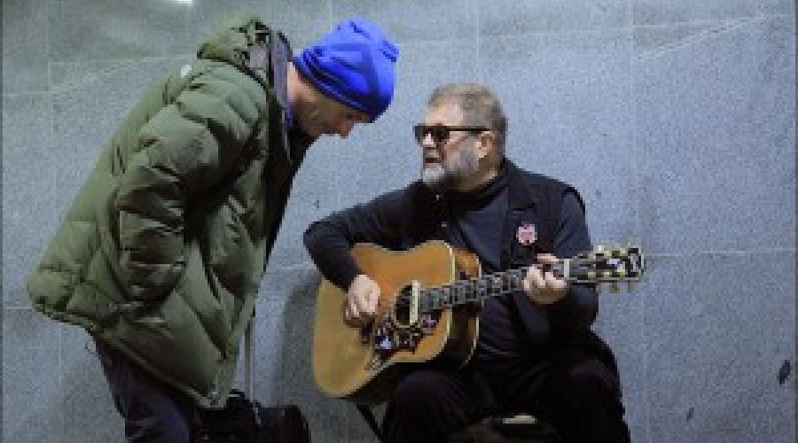 Борис Гребенщиков устроил концерт в подземном переходе в Омске