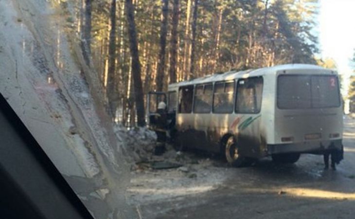 Автобус с пассажирами врезался в дерево в Барнауле