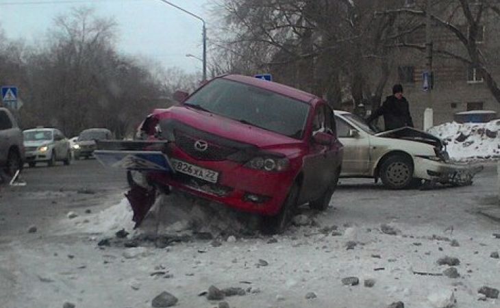 "Мазда" в результате аварии "оседлала" дорожный знак в Барнауле - фото