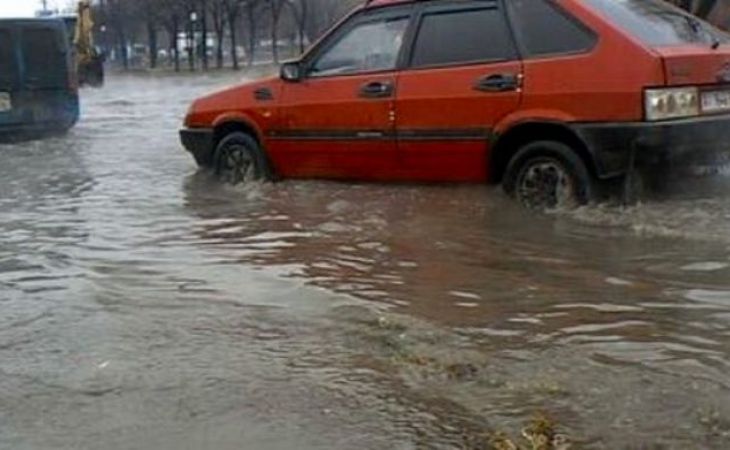 Вода на ул. Просторной в Барнауле вновь вышла на проезжую часть