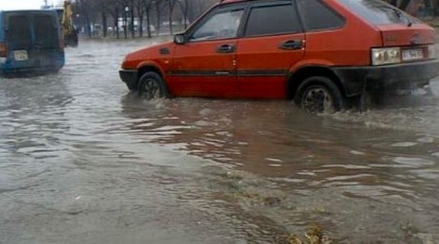 Вода на ул. Просторной в Барнауле вновь вышла на проезжую часть