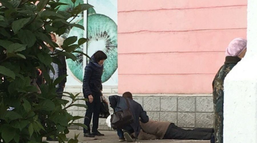 В Барнауле часть фасада здания упала на прохожего и пробила ему голову