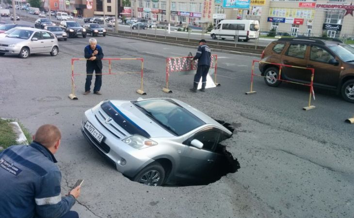 Машина ушла под землю в центре Барнаула - фото