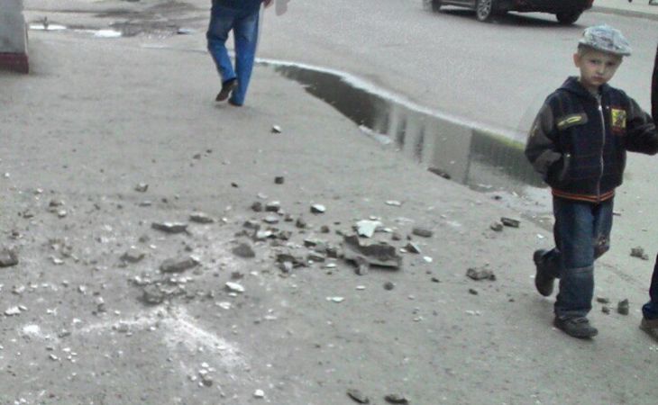 Обрушение штукатурки вновь произошло в центре Барнаула
