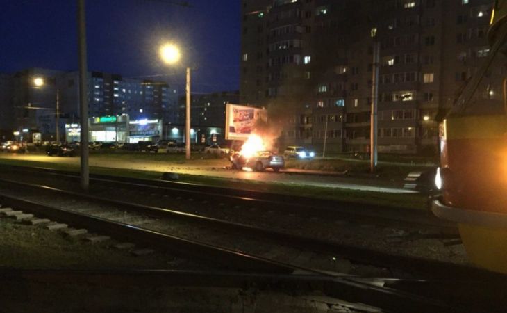 Иномарка врезалась в столб и загорелась в Барнауле. Фото
