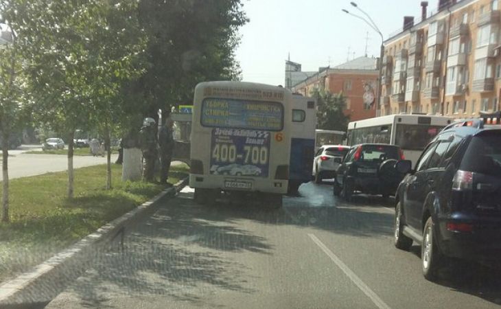 Два автобуса столкнулись в Барнауле. Пострадали пять человек