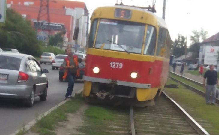 Трамвай сошел с рельсов в Барнауле - фото
