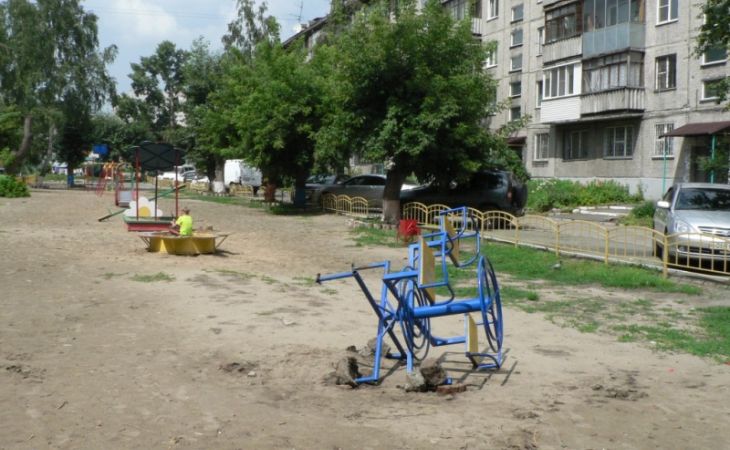 Мужчина с полугодовалым ребенком упал с карусели, вырвавшейся из земли в Барнауле