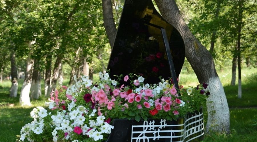 В Барнауле ко Дню города "расцвел" рояль - фото