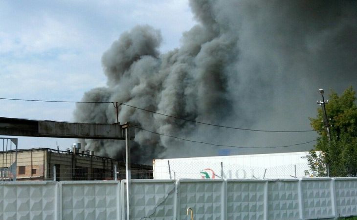 При пожаре на складе в Барнауле погиб человек