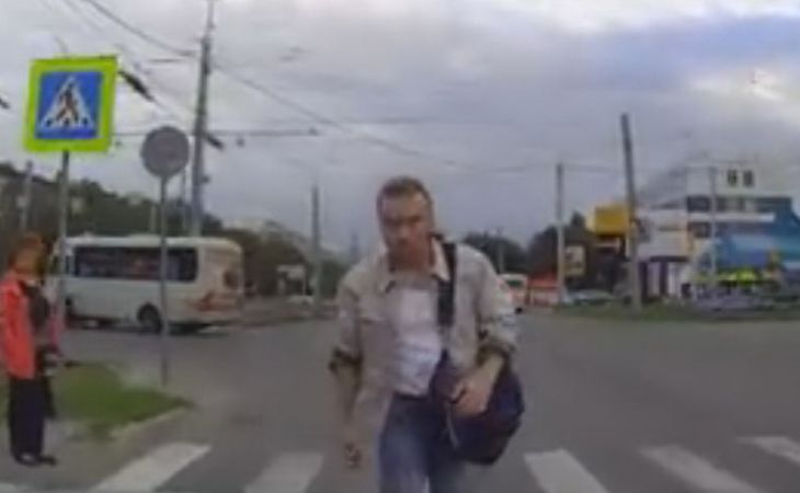 "Дикий" пешеход из Барнаула набирает популярность в интернете