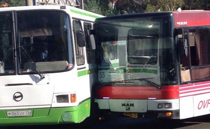 Два автобуса столкнулись на проспекте Красноармейском в Барнауле - фото