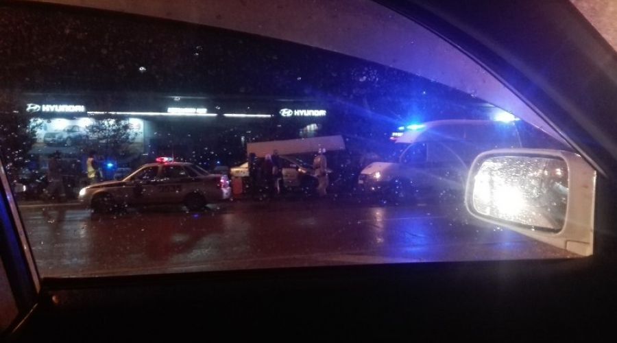 Таксист снес остановку на Павловском тракте в Барнауле. Фото