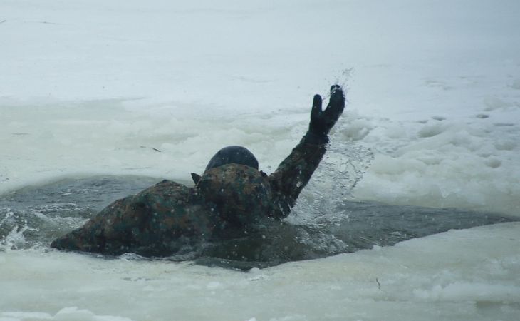 Спасатели обнаружили тело жителя Алтайского края, провалившегося под лёд