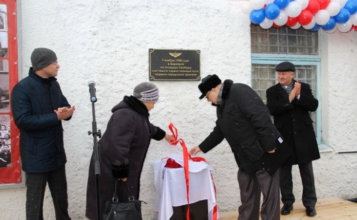 Мемориальную доску в честь запуска первых трамваев открыли в Барнауле