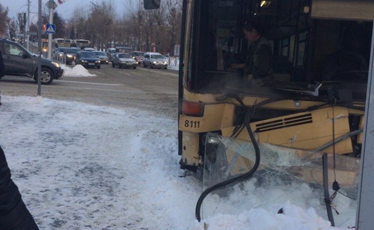 Водитель автобуса не справился с управлением и снес ограждения в Барнауле