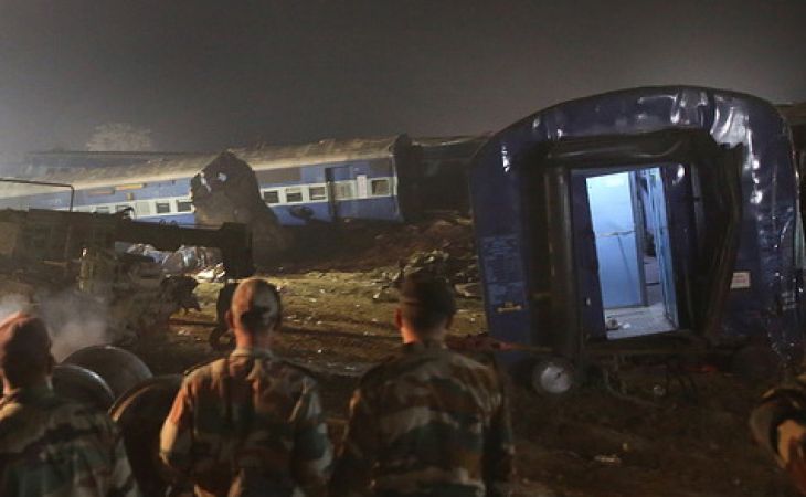 Число погибших в результате крушения поезда в Индии достигло 120 человек