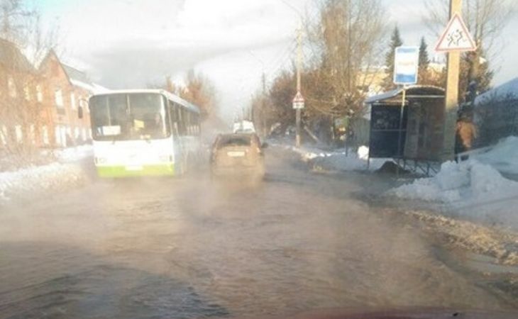 В Барнауле устраняют повреждение водопровода на улице Петра Сухова