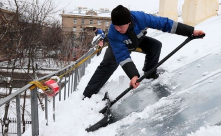 В Барнауле чистивший снег мужчина сорвался с крыши педуниверситета