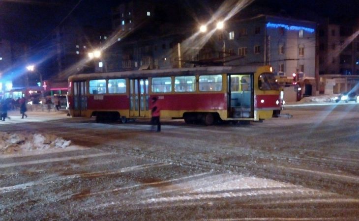 Трамвай развернуло поперек путей в Барнауле. Фото