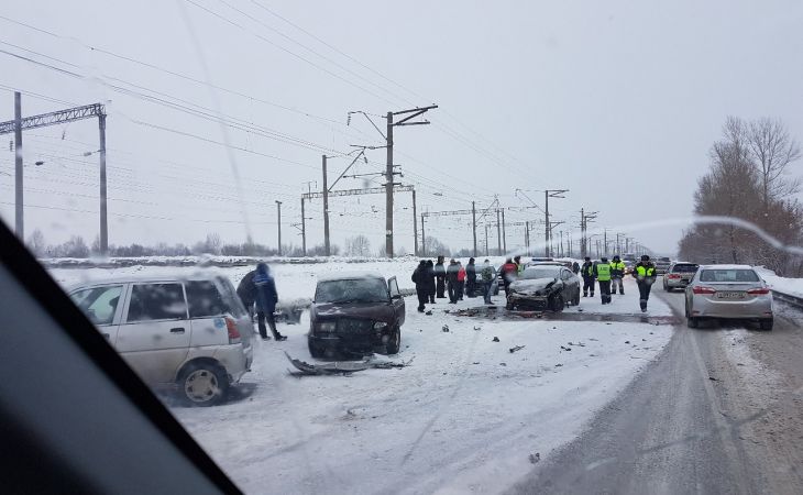 Шесть машин столкнулись на трассе под Барнаулом - фото