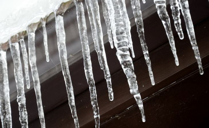 МЧС обращается к барнаульцам с просьбой быть осторожными в период схода снега с крыш