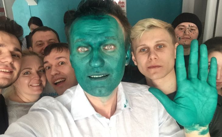 Алексея Навального облили в Барнауле зеленкой
