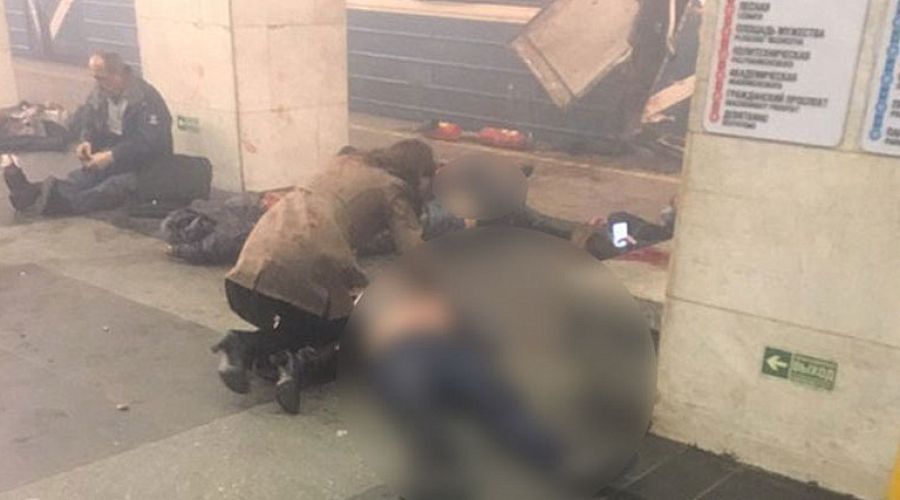 На месте взрывов в петербургском метро обнаружили 12 тел